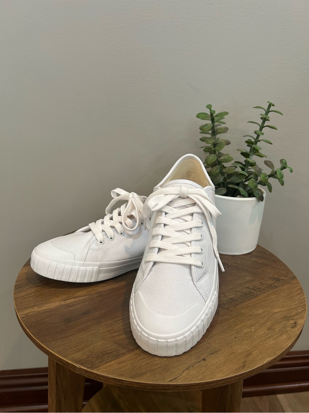 Taos White Canvas Comfort Sneakers Shoes Women’s 8.5 NWOB